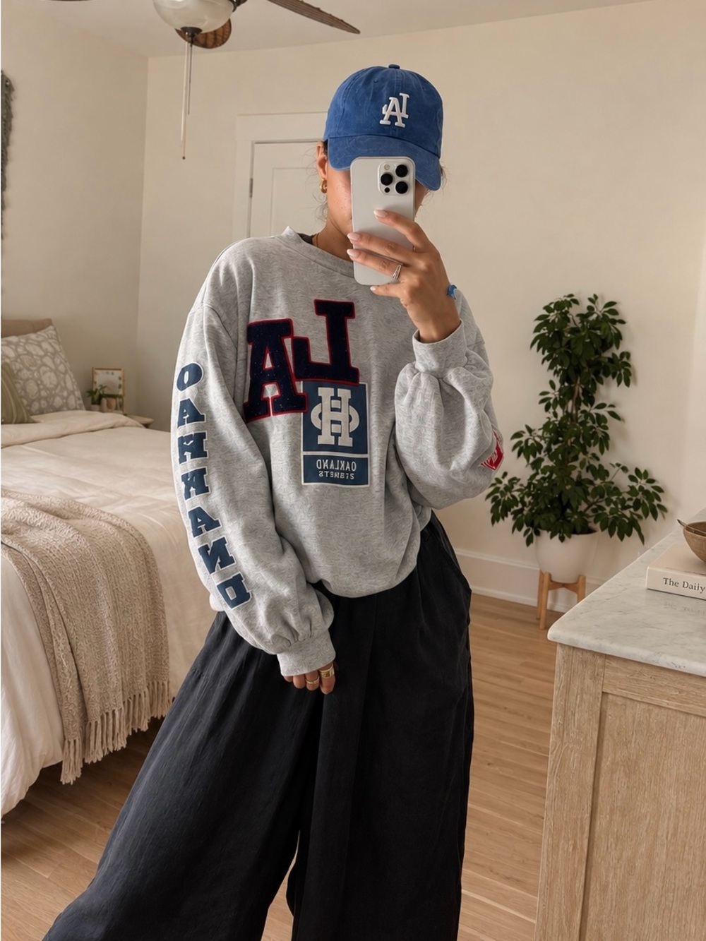 Urban Outfitters Women's Gray LA Patch Crew Neck Sweatshirt